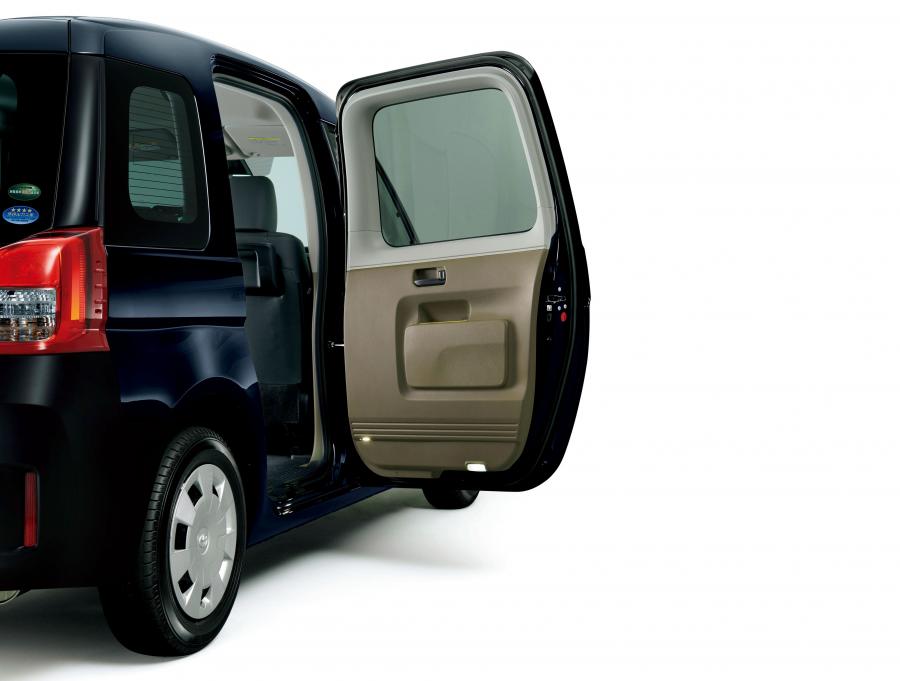 Детали экстерьера Toyota JPN Taxi 2017 года  (фото 11 из 16)